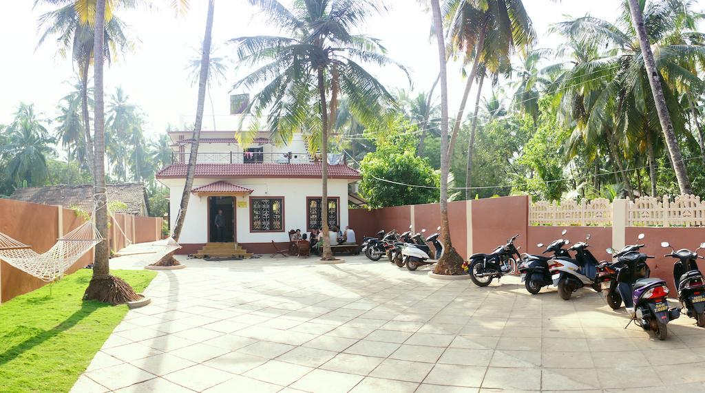 Wanderers Hostel Morjim Exterior foto