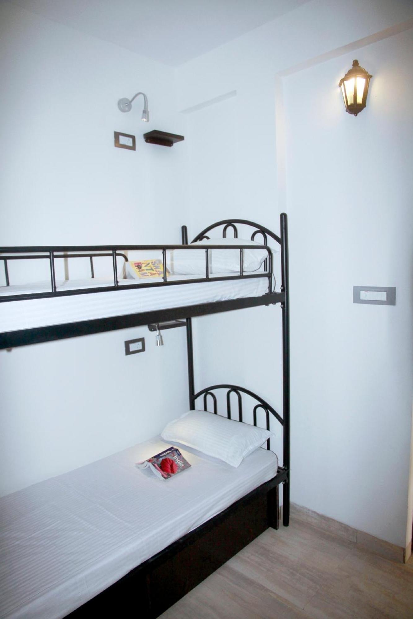 Wanderers Hostel Morjim Exterior foto