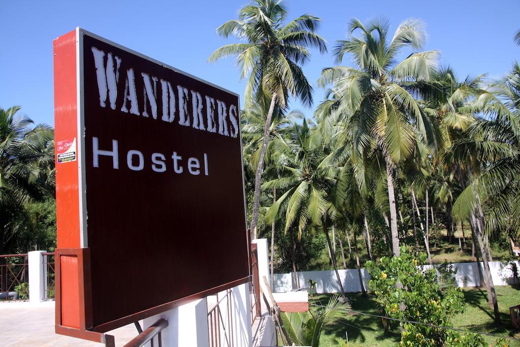 Wanderers Hostel Morjim Exterior foto
