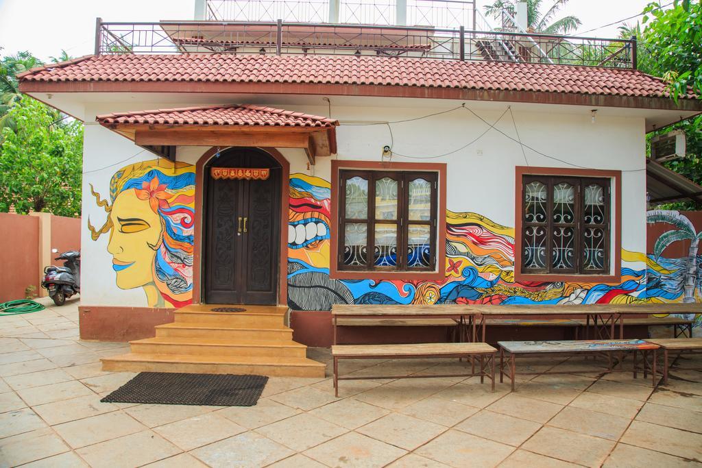Wanderers Hostel Morjim Exterior foto